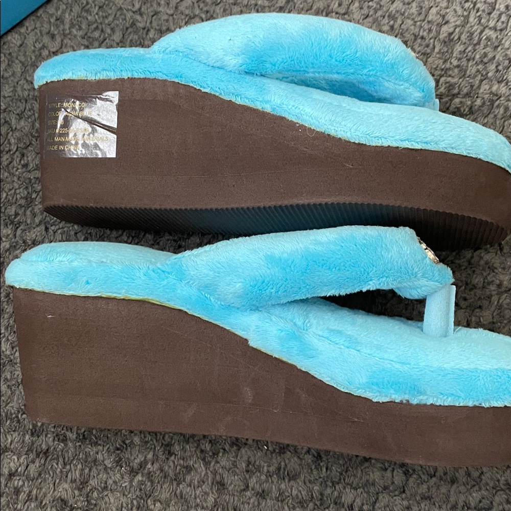 New in Bix Clpuds Women's Blue Plush Slippers Wedge Style Size Six - Picture 6 of 6